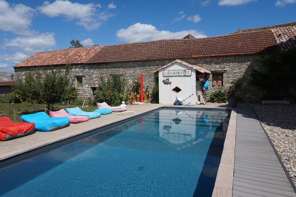 Bed and Breakfast Au Bonheur D'Alphonse Lusignan-Petit Екстер'єр фото
