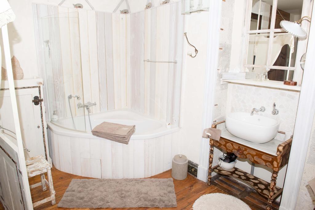 Bed and Breakfast Au Bonheur D'Alphonse Lusignan-Petit Номер фото