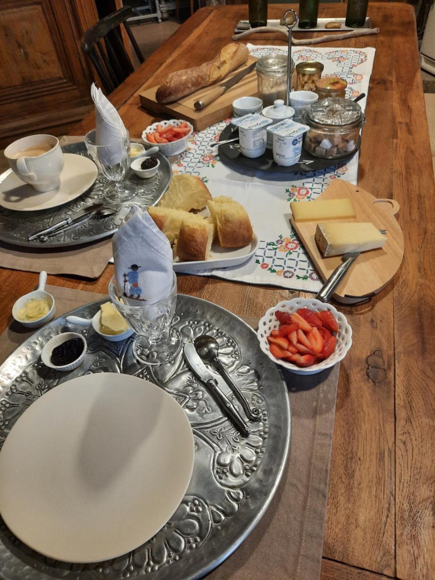 Bed and Breakfast Au Bonheur D'Alphonse Lusignan-Petit Екстер'єр фото
